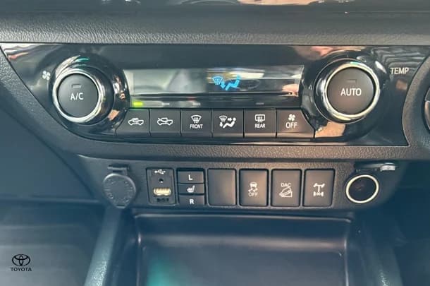2018 Toyota HILUX Rugged X image 32