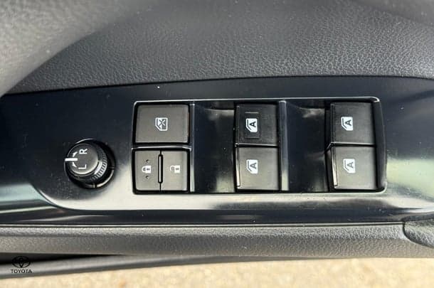 2019 Toyota Camry Ascent image 16