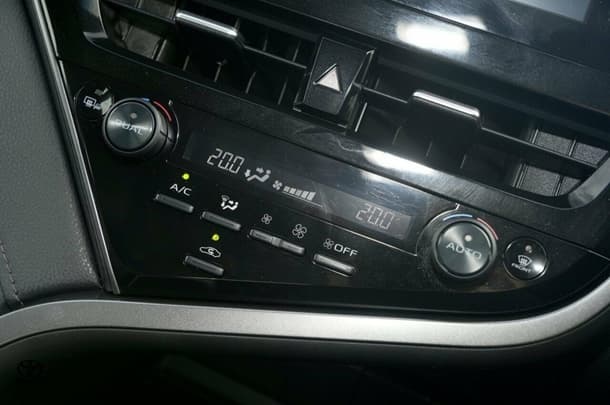 2023 Toyota Camry Hybrid SL image 17