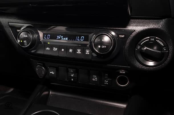 2023 Toyota Hilux 4x4 SR5 image 16