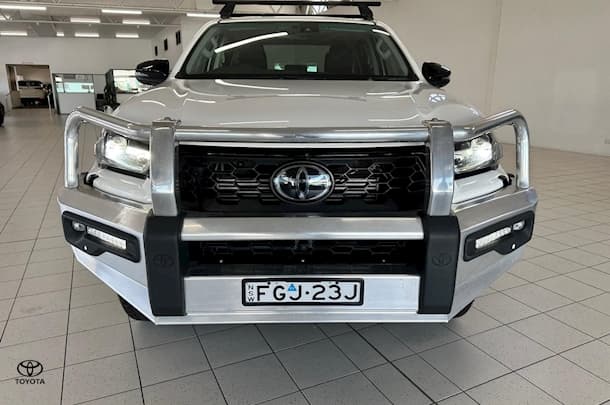 2024 Toyota Hilux SR5 image 3