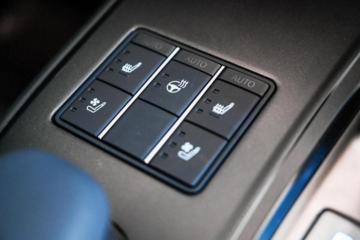 2024 Lexus UX UX300e Luxury Auto FWD image 11
