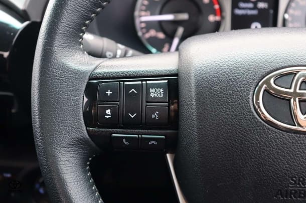 2022 Toyota Hilux 4x4 SR5 image 24