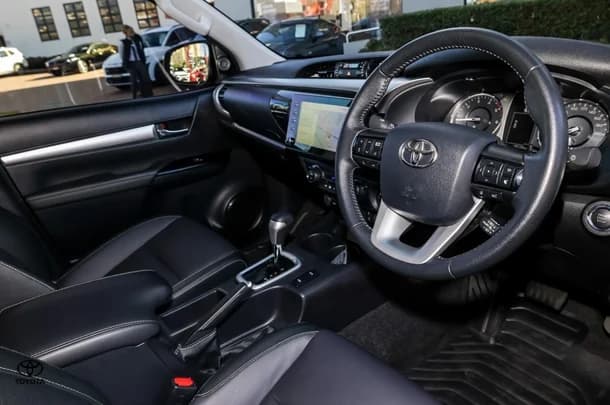 2023 TOYOTA Hilux 4x4 SR5 image 7