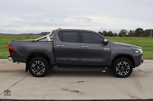 2022 Toyota Hilux 4x4 SR5 image 7