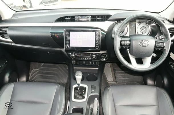 2022 Toyota Hilux 4x4 SR5 image 5