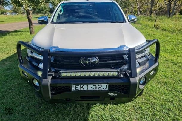 2020 Toyota Hilux 4x4 SR5 image 2