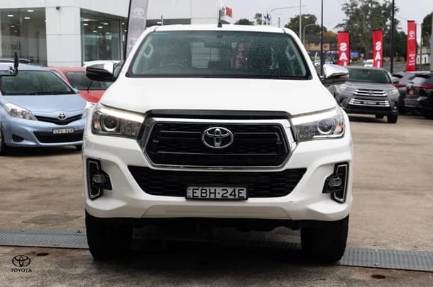 2018 Toyota Hilux 4x4 SR5 image 4