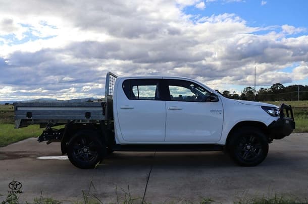 2023 Toyota Hilux 4x4 SR image 7