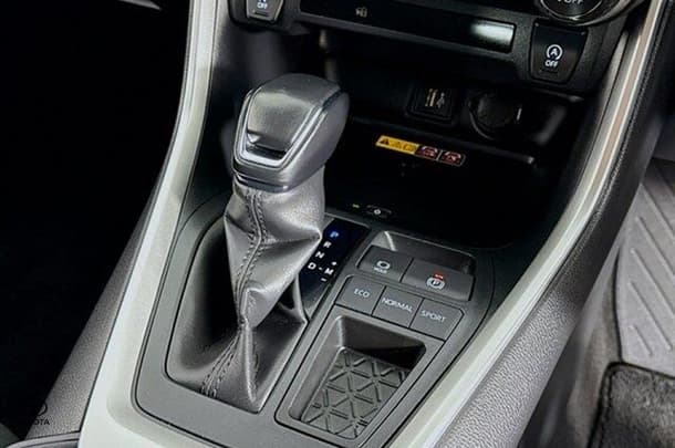 2022 Toyota RAV4 GXL image 15