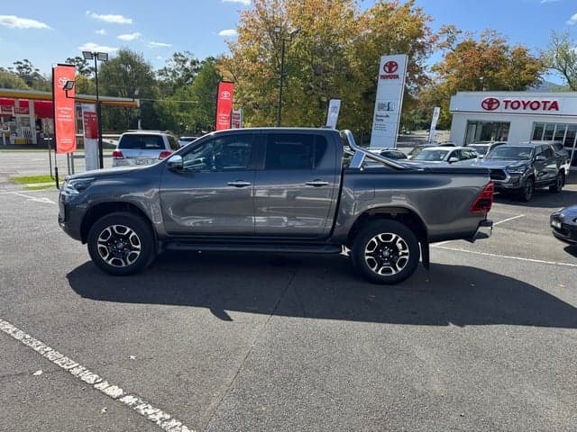 2022 Toyota Hilux SR5 image 4