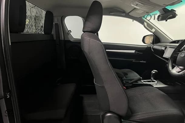 2020 Toyota Hilux SR5 image 11
