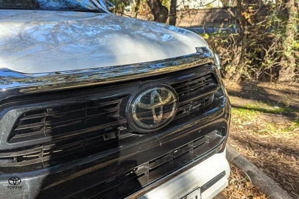 2023 Toyota Hilux 4x4 SR5 image 2