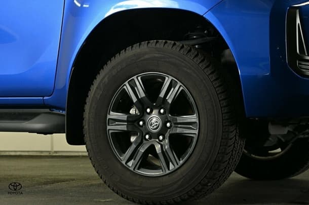 2023 Toyota Hilux SR image 7