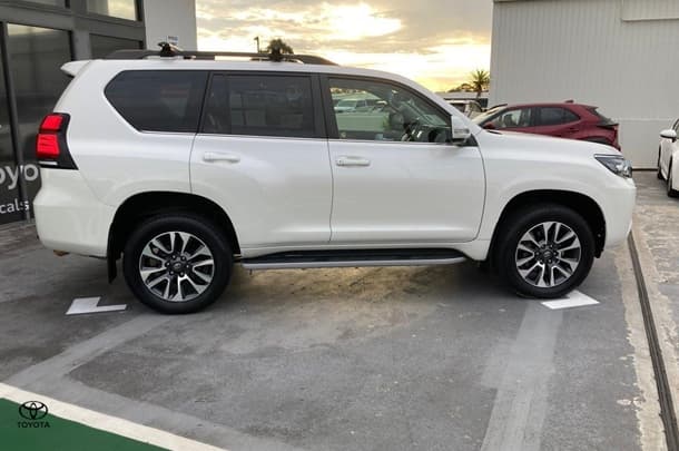 2021 Toyota Prado VX image 11