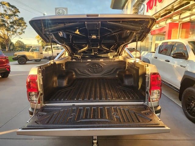 2020 Toyota Hilux 4x4 SR5 image 5