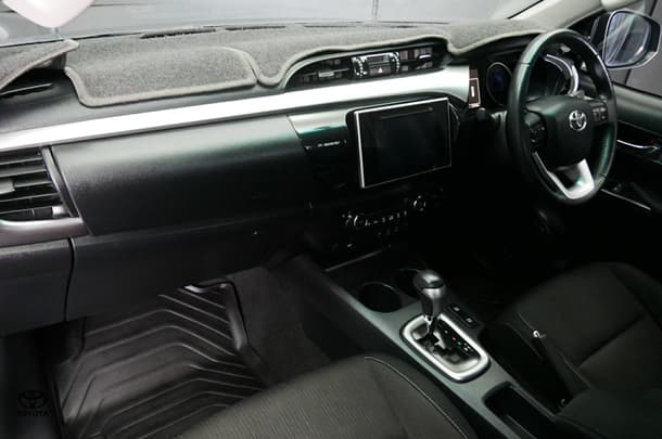 2017 Toyota Hilux 4x4 SR5 image 19