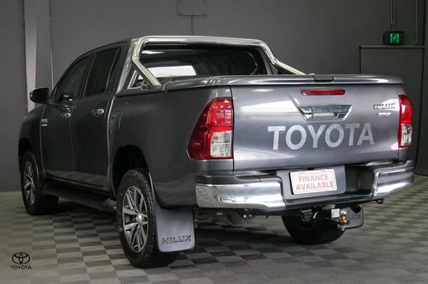 2017 Toyota Hilux 4x4 SR5 image 6