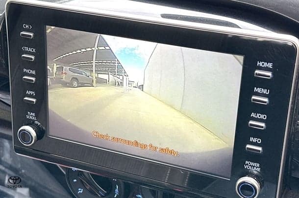 2022 Toyota Hilux SR image 3