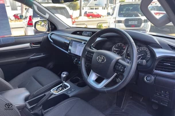 2023 Toyota Hilux 4x4 SR5 image 8