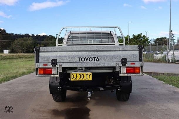2023 Toyota Hilux 4x4 SR image 5