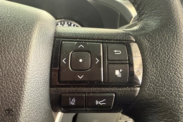 2023 Toyota Hilux SR5 image 24