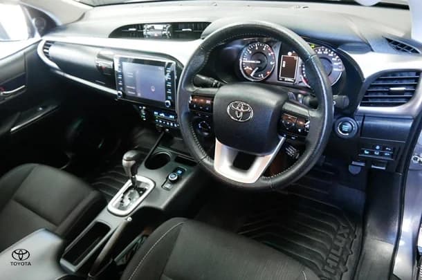 2024 Toyota Hilux 4x4 SR5 image 9