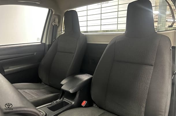 2024 Toyota Hilux SR image 16