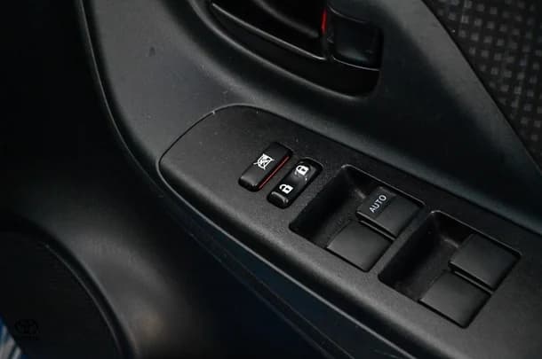 2018 Toyota Yaris ASCENT image 16