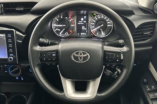 2022 Toyota Hilux SR image 14