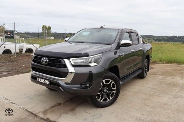 2020 Toyota Hilux 4x4 SR5 image 3