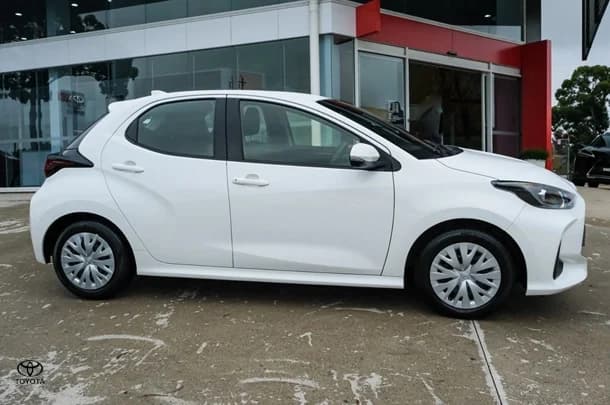 2022 Toyota Yaris Ascent Sport image 3