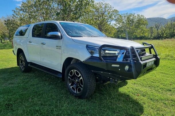 2020 Toyota Hilux 4x4 SR5 image 3
