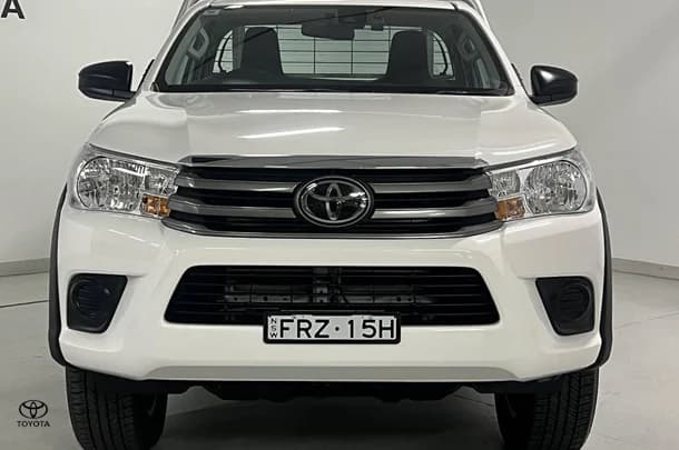 2024 Toyota Hilux SR image 3