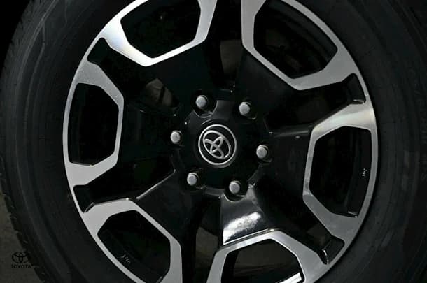 2023 Toyota Hilux SR5 image 7