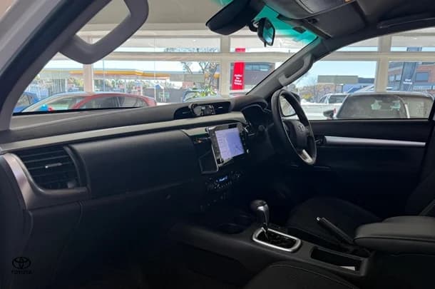2023 Toyota Hilux SR5 image 10