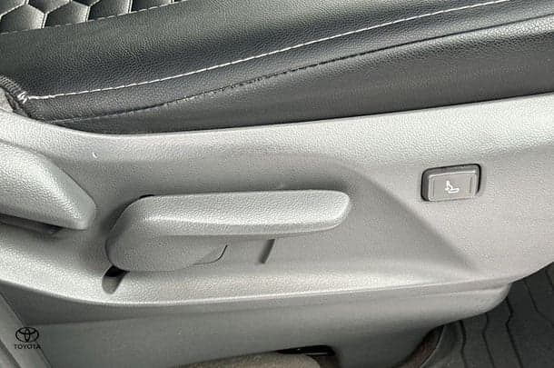 2022 Toyota Hiace SLWB image 13