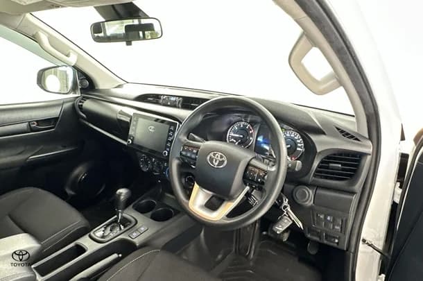 2020 Toyota Hilux SR image 14