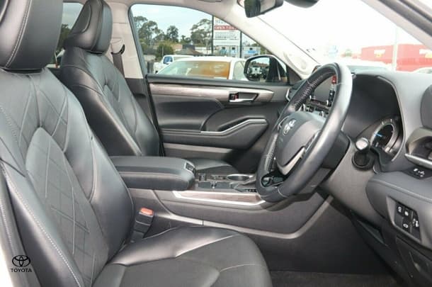 2022 Toyota Kluger Hybrid AWD GRANDE image 8