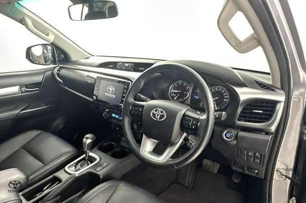 2022 Toyota Hilux SR5 image 16