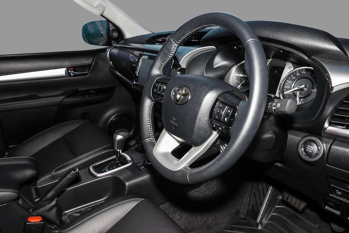 2024 Toyota Hilux SR5 48V Auto 4x4 Double Cab image 4