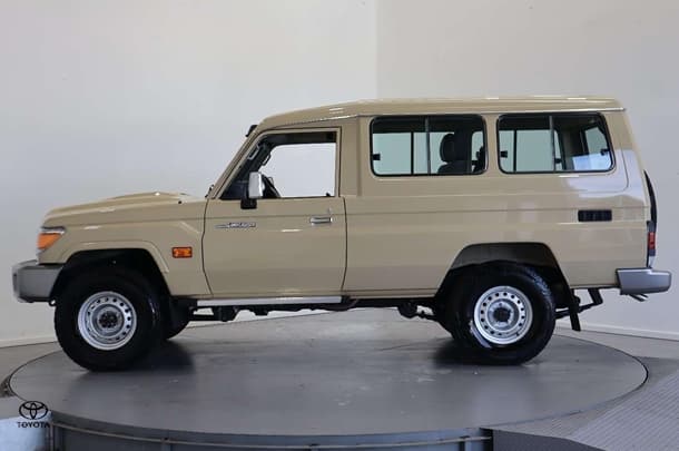 2022 Toyota LC Military GXL image 8