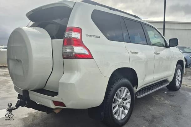 2017 Toyota Prado VX image 10
