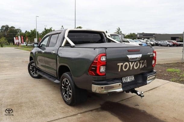 2020 Toyota Hilux 4x4 SR5 image 4