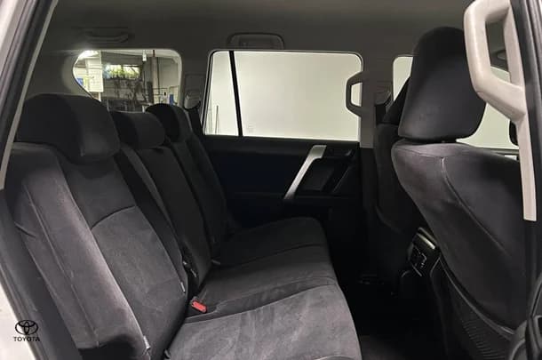 2020 Toyota Prado GX image 10