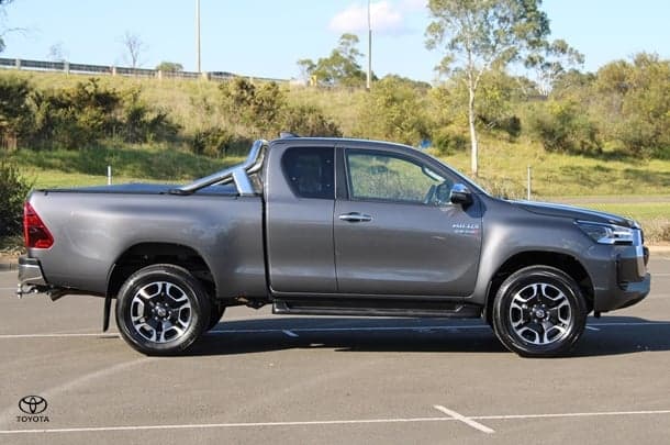 2023 Toyota Hilux 4x4 SR5 image 7