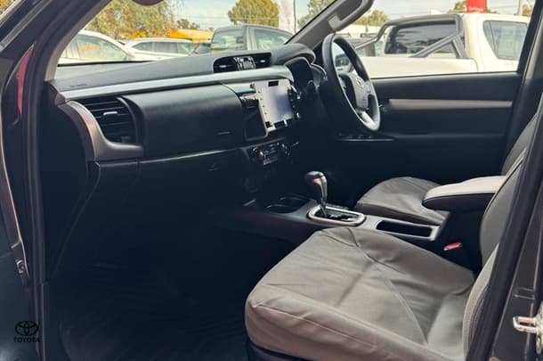 2022 Toyota Hilux SR5 image 11