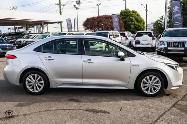 2023 Toyota Corolla Sedan Hybrid Ascent Sport image 3