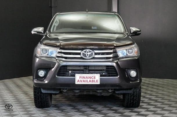 2017 Toyota Hilux 4x4 SR5 image 2