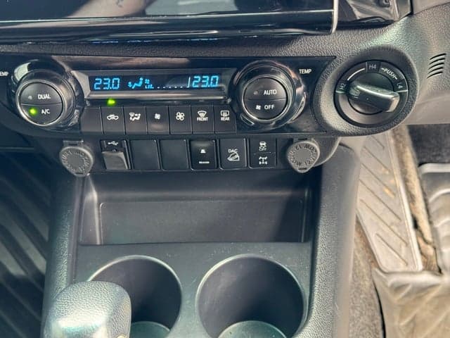 2022 Toyota Hilux SR5 image 15